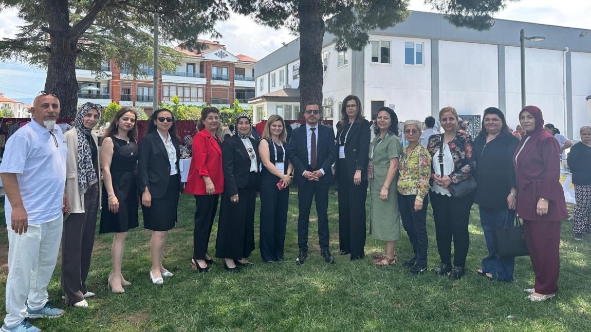 KURUM MÜDÜRÜMÜZ UMUT YASİN ASLAN'IN AÇILIŞ KONUŞMASIYLA BAŞLAYAN İLÇE SERGİMİZ NURİ BOZYEL KÜLTÜR MERKEZİNİN BAHÇESİNDEKİ ALANDA ZİYARETÇİLERİYLE BULUŞTU. 